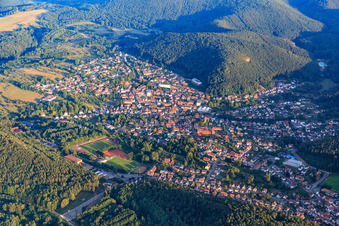 Vue aérienne de Vue d'ensemble de la ville depuis le nord à Hauenstein dans le département Rhénanie-Palatinat, Allemagne