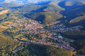Vue aérienne de Vue d'ensemble de la ville depuis le nord à Hauenstein dans le département Rhénanie-Palatinat, Allemagne