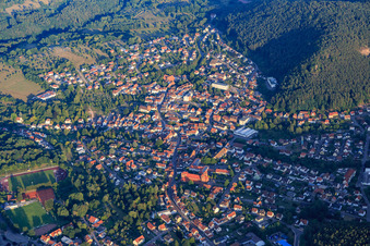 Vue aérienne de Vue d'ensemble de la ville depuis l'ouest à Hauenstein dans le département Rhénanie-Palatinat, Allemagne