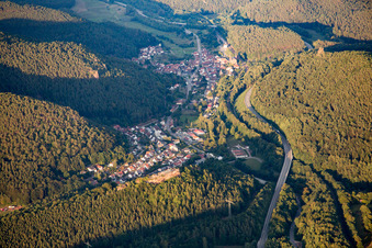 Vue aérienne de Wilgartswiesen dans le département Rhénanie-Palatinat, Allemagne
