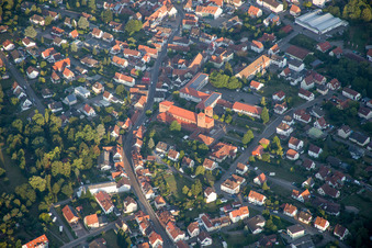 Vue aérienne de Église du Christ-Roi dans le centre historique à Hauenstein dans le département Rhénanie-Palatinat, Allemagne