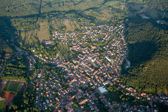 Vue aérienne de Champs agricoles et terres agricoles à Hauenstein dans le département Rhénanie-Palatinat, Allemagne
