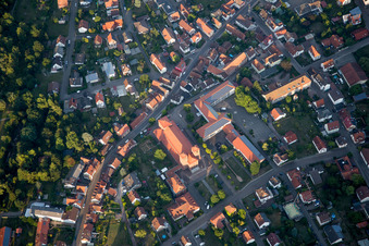 Vue aérienne de Église du Christ-Roi dans le centre historique à Hauenstein dans le département Rhénanie-Palatinat, Allemagne
