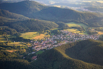 Vue aérienne de Du nord-est à Busenberg dans le département Rhénanie-Palatinat, Allemagne