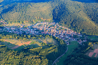 Vue aérienne de Vue du village dans la forêt du Palatinat depuis le nord-ouest à Vorderweidenthal dans le département Rhénanie-Palatinat, Allemagne