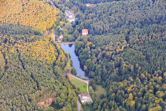 Vue aérienne de Hôtel Pfälzer Wald sur la Kurtalstraße et Schwanenweiher à Bad Bergzabern dans le département Rhénanie-Palatinat, Allemagne