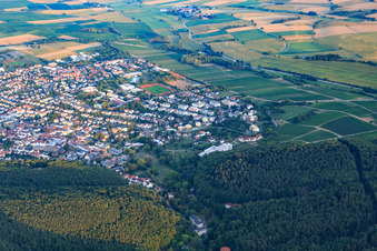 Vue aérienne de Vue de la ville depuis l'ouest à Bad Bergzabern dans le département Rhénanie-Palatinat, Allemagne