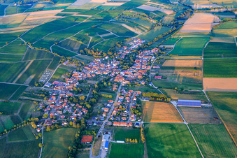 Vue aérienne de Vue du village depuis l'ouest le soir à Dierbach dans le département Rhénanie-Palatinat, Allemagne