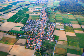 Vue aérienne de Vue du village depuis l'ouest le soir à Dierbach dans le département Rhénanie-Palatinat, Allemagne