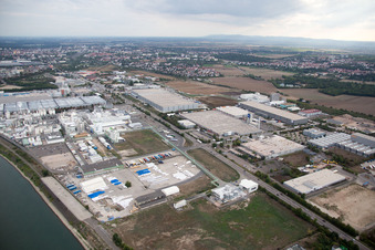 Vue oblique de Zone industrielle du Nord sur le Rhin à Worms dans le département Rhénanie-Palatinat, Allemagne