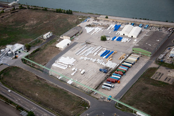 Vue d'oiseau de Zone industrielle du Nord sur le Rhin à Worms dans le département Rhénanie-Palatinat, Allemagne