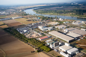 Vue aérienne de Zone industrielle du Nord sur le Rhin à Worms dans le département Rhénanie-Palatinat, Allemagne