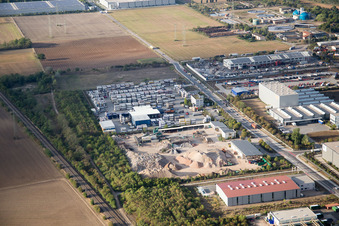 Zone industrielle Im Langgewan, société de transport Kube & Kubenz à Worms dans le département Rhénanie-Palatinat, Allemagne du point de vue du drone