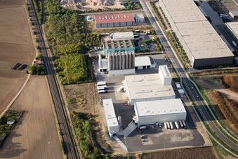 Zone industrielle du Nord sur le Rhin à Worms dans le département Rhénanie-Palatinat, Allemagne d'en haut