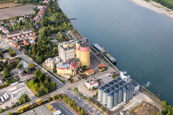 Vue aérienne de Locaux de l'usine de Bamberger Mälzerei Beteiligungs GmbH Usine Worms en Rheindürkheim à le quartier Rheindürkheim in Worms dans le département Rhénanie-Palatinat, Allemagne