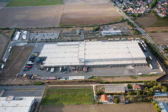 Vue oblique de Zone industrielle du Nord sur le Rhin à le quartier Rheindürkheim in Worms dans le département Rhénanie-Palatinat, Allemagne