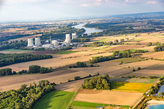 Photographie aérienne de Blocs réacteurs, structures de tours de refroidissement et installations de la centrale nucléaire - centrale nucléaire - centrale nucléaire à Biblis dans le département Hesse, Allemagne
