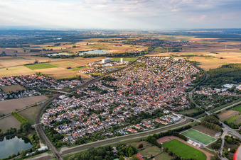 Vue oblique de Vue des rues et des maisons dans les quartiers résidentiels à Biblis dans le département Hesse, Allemagne