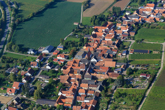 Vue aérienne de Rue principale à Niederhorbach dans le département Rhénanie-Palatinat, Allemagne