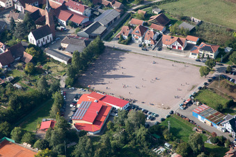 Vue aérienne de Champ de foire à le quartier Drusweiler in Kapellen-Drusweiler dans le département Rhénanie-Palatinat, Allemagne