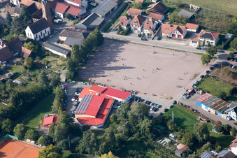 Vue aérienne de Champ de foire à le quartier Drusweiler in Kapellen-Drusweiler dans le département Rhénanie-Palatinat, Allemagne