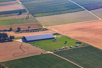 Vue aérienne de Camping-cars à l'occasion de la fête nationale à Dierbach dans le département Rhénanie-Palatinat, Allemagne