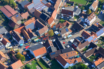 Vue aérienne de Fête du vin au domaine Holger Kuhn à Dierbach dans le département Rhénanie-Palatinat, Allemagne