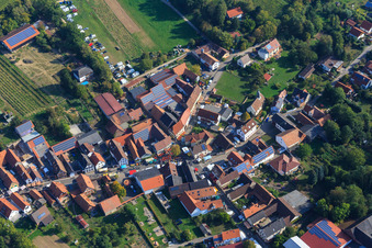 Photographie aérienne de Fête du vin au domaine Holger Kuhn à Dierbach dans le département Rhénanie-Palatinat, Allemagne