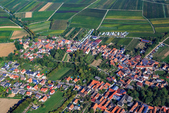 Vue aérienne de Vue d'ensemble du village depuis le sud à Dierbach dans le département Rhénanie-Palatinat, Allemagne
