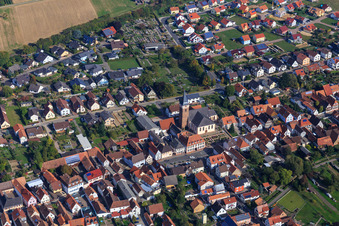 Vue aérienne de Centre communautaire Schaidt et musée Viehstrich à le quartier Schaidt in Wörth am Rhein dans le département Rhénanie-Palatinat, Allemagne