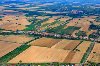 Vue aérienne de Vue d'ensemble du village depuis le sud à Vollmersweiler dans le département Rhénanie-Palatinat, Allemagne