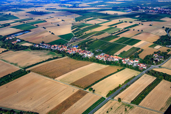Vue aérienne de Vue d'ensemble du village depuis le sud-est à Vollmersweiler dans le département Rhénanie-Palatinat, Allemagne