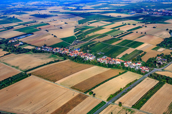 Vue aérienne de Vue d'ensemble du village depuis le sud-est à Vollmersweiler dans le département Rhénanie-Palatinat, Allemagne