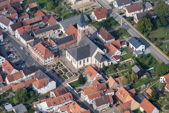 Vue aérienne de Bâtiment d'église au centre du village à le quartier Schaidt in Wörth am Rhein dans le département Rhénanie-Palatinat, Allemagne
