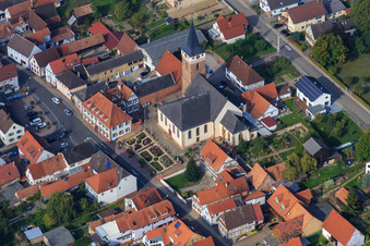 Vue aérienne de Église, centre communautaire Schaidt et musée Viehstrich à le quartier Schaidt in Wörth am Rhein dans le département Rhénanie-Palatinat, Allemagne