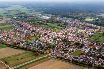 Vue aérienne de Vue des rues et des maisons dans les quartiers résidentiels à le quartier Schaidt in Wörth am Rhein dans le département Rhénanie-Palatinat, Allemagne