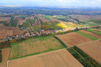 Vue oblique de Vue d'ensemble du village depuis le sud à Vollmersweiler dans le département Rhénanie-Palatinat, Allemagne