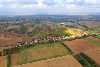 Vue d'ensemble du village depuis le sud à Vollmersweiler dans le département Rhénanie-Palatinat, Allemagne d'en haut