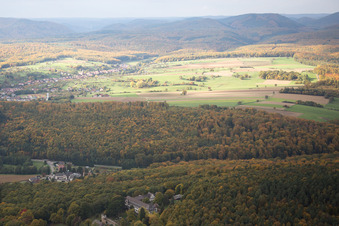 Vue aérienne de Centre de conférence à Langensoultzbach dans le département Bas Rhin, France