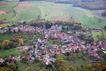 Vue aérienne de Frœschwiller dans le département Bas Rhin, France