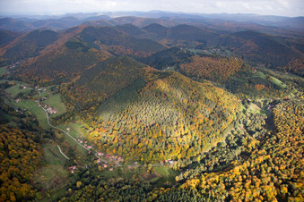 Vue aérienne de Paysage forestier et montagneux aux couleurs d'automne des Vosges du Nord à Windstein dans le département Bas Rhin, France