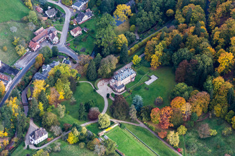 Vue aérienne de Complexe hôtelier du Domaine Jaegerthal dans une vallée verdoyante du district de Jaegerthal à Windstein dans le département Bas Rhin, France