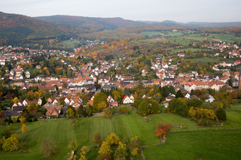 Vue d'oiseau de Niederbronn-les-Bains dans le département Bas Rhin, France