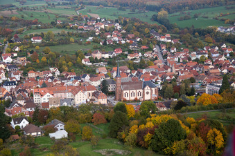 Niederbronn-les-Bains dans le département Bas Rhin, France du point de vue du drone