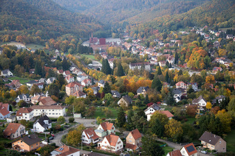 Vue aérienne de Niederbronn-les-Bains dans le département Bas Rhin, France