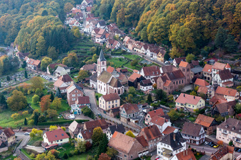 Vue aérienne de Bâtiment d'église au centre du village à Oberbronn dans le département Bas Rhin, France