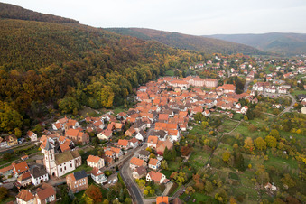Vue aérienne de Bâtiment d'église au centre du village à Oberbronn dans le département Bas Rhin, France