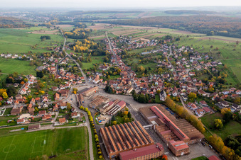 Vue aérienne de Champs agricoles et terres agricoles à Zinswiller dans le département Bas Rhin, France