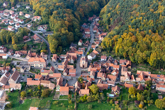 Vue aérienne de Église protestante au centre du village à Offwiller dans le département Bas Rhin, France