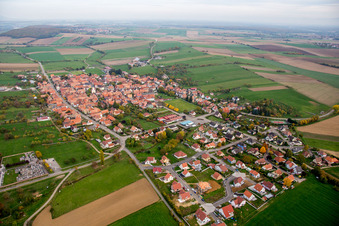 Vue aérienne de Champs agricoles et terres agricoles à Uhrwiller dans le département Bas Rhin, France
